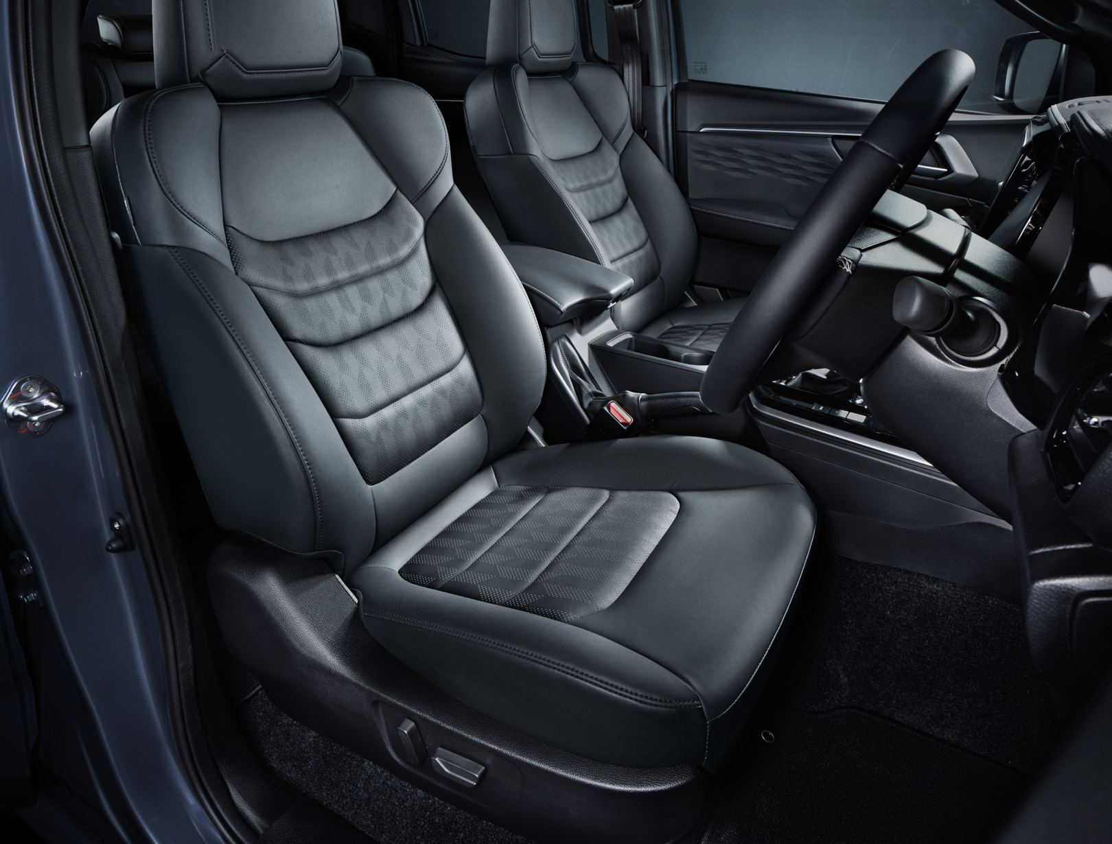 LEATHER SEATS WITH ANTI VIBRATION ELASTIC COMFORT FOAM